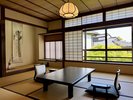 2階の客室から見下ろす日本庭園は、1階とはひと違う趣の異なる眺望を楽しめます。