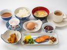 *＜朝食一例＞富山県産のコシヒカリを使用した炊きたてのご飯とあったかお味噌汁がクチコミでも好評！