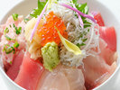 富山の旬の鮮魚がいただける海鮮丼はご自身でカスタマイズ！