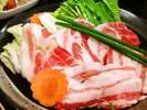 鹿児島の特産桜島美湯豚しゃぶしゃぶ。鰹節の旨みたっぷりの自家製ポン酢でお召し上がりください。