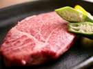 飛騨牛ステーキはお肉本来の旨みを堪能できるよう、塩コショウでいただきます（一例）