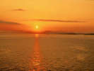 ■　【紀淡海峡に昇る朝陽】　海の向かい紀伊山地から昇る朝陽は必見。