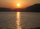 夕日のすじが１本、綺麗に照り返す田沢湖