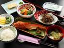 「朝食」美味しいお米と焼き魚を中心としたシンプルな和朝食です。