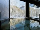 【客室展望温泉】冬景色の中で入る客室「森の展望風呂」からは水墨画のような美しい森風景が広がる