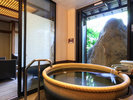 日本庭園を望む　テラス＆半露天風呂付き客室　一例（和室）　定員6名　温泉　