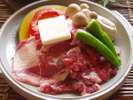 ほどよくサシの入った牛肉と地元産の野菜を目の前で焼きながら食べられる「陶板焼き」で。