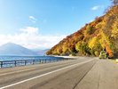 秋の装いに包まれる支笏湖畔 ※イメージ