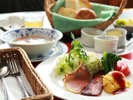 ◆【ご朝食一例-洋食-】自家製生ハムや、スクランブルエッグ、もちもちのパンをお召し上がりください。