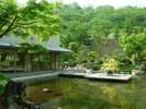 中庭／大きな池のある中庭は、夏になると緑に囲まれ清々しい雰囲気です