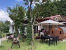 コテージの周りは花が咲きほこりリラックス空間が広がっています。