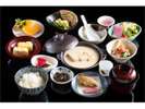「朝ごはんのおいしい宿」日本百選にも選ばれた朝食の湯葉鍋は手作りのおぼろ豆腐として好評です。