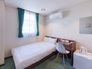 【客室】セミダブルルーム／120cm幅ベッド×1台／2名様迄ご宿泊できます。
