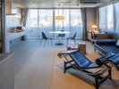 【プレミアム・レジデンス】外との景色をつなぎながら内装の色彩を引き継ぐ上品なシルバーでまとめています