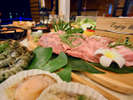 佐賀牛ステーキ、伊勢海老などの海鮮盛り、一品料理で特製パエリアなど豪華バーベキューを堪能できます！