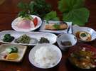 朝食は、源泉でゆでた温泉たまご、焼き魚、山菜を使った郷土料理などです。ご飯は地元産コシヒカリ米です