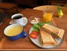 朝食（例）ご朝食は隣のカフェでご提供いたします。朝8時から９時の間お好きな時間をお選びください