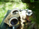木漏れ日のお庭でゆっくりと香りを楽しむ時間。　コーヒー豆と手回しミルを常備しております。