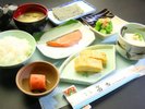 香ばしい焼き魚とふんわり出汁巻き卵。湯気立つ炊きたてご飯とともに迎える、優雅なひととき。
