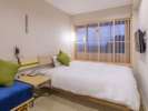 シンプルで居心地の良いゲストルームです。
