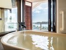 名月風月　室内半露天風呂　窓際に天然温泉のお風呂があり、窓を開放して景色や波音を堪能できます