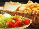 【朝食ビュッフェ】ほかほかのパンとフレッシュなフルーツ