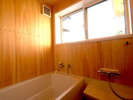 ・檜の浴室空間は、香り漂う特別な空間