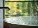 心地よい香りの檜風呂の半露天風呂があり、かけ流しの大涌谷白濁温泉が贅沢なほど注がれています。
