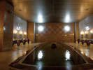 総御影石、舟型の大浴場は保温効果が高く、とろみのある柔らかな肌触りが自慢です。