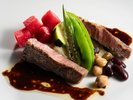 【夕食】上質な肉や地元産の新鮮な野菜を使用した、彩り鮮やかな絶品グリル料理をお楽しみください。