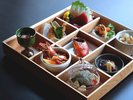 山陰の魚介類、地物野菜や特産品をふんだんに使用した三朝荘の九つ膳。鳥取の幸を贅沢に味わえる一品です。