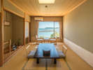 和室10畳のお部屋すべての客室から海が見えます。
