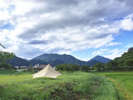 春夏限定の“日本で最も美しい村”川べりピクニックプラン。タープの下でのんびりお昼寝はいかが？