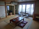 広々とした和室からは山々が一望できます