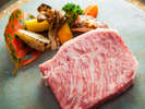 おおいた和牛のステーキコース：メインのおおいた和牛のステーキ　シェフのお任せソースで（一例）