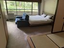 クイーンサイズベッド1台と六畳間のトリプル