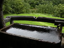 【客室風呂】「長田」の露天風呂は石造り。削り跡が残る湯底は趣深い。7月の景色