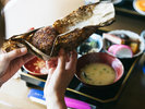 持田醤油店の再仕込み醤油を使った焼きおにぎり、しじみ汁を中心をした家庭的で温かみある朝食です