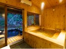 【貸切温泉浴場2】香り豊かな高野槙の浴室。※露天風呂は現在使用を中止