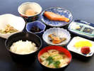日本の朝食。小鉢には山の幸を中心にご用意。