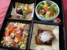 *地元の懐石料理屋「サザエ」さんのちらし寿司弁当一例