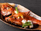 【金目鯛の姿煮】地元勝山港で揚がった金目鯛を料理長特製の煮付でどうぞお楽しみください。