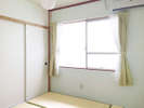 【和室2（個室）】　1名～2名でご宿泊できます。明るく風が通り抜ける和室。エアコンは無料です