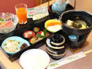 【朝食】からだにやさしい和定食をご用意。ご飯やドリンクはセルフコーナーよりご自由にどうぞ♪