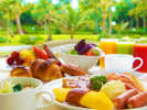 ＜朝食ブッフェ＞南国の煌びやかな緑を眺めながら、あたたかな朝食時間をお過ごしください。