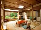 ■小さな前庭の付いた落ち着いた１０畳間。小林秀雄先生はじめ多くの文人に愛された部屋です。