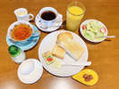 【朝食一例】トースト・サラダ・ドリンクのモーニングセット♪