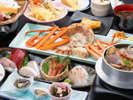 *【夕食例（凪の膳）】紅ズワイ蟹や季節の天ぷらなど、海の幸を存分にお楽しみいただけます。