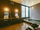 【　お風呂（男性側）　】　湯船には大人３名様程入るスペースがあり、洗い場は５つシャワーが御座います。