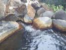 野趣溢れる石造りの露天風呂　こちらも湯量がすごい！